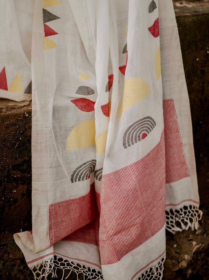 Why Handwoven Sarees Feel Different From Machine-Made&nbsp;Sarees